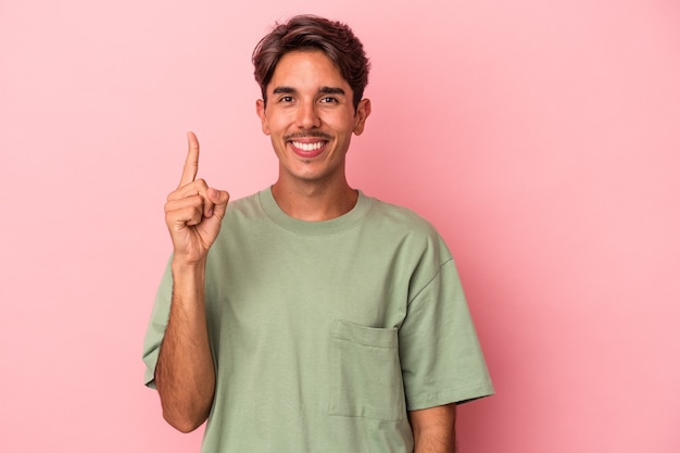 Jonge gemengd ras man geïsoleerd op een witte achtergrond met nummer één met vinger.