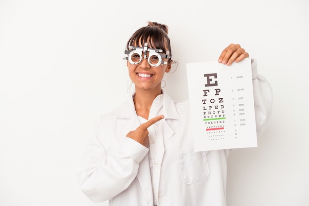 Jonge gemengd ras opticien vrouw doet een test geïsoleerd op een witte achtergrond