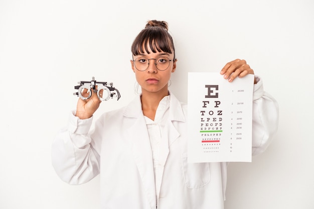 Jonge gemengd ras opticien vrouw doet een test geïsoleerd op een witte achtergrond