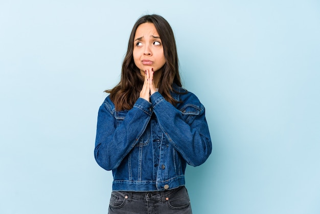 Jonge gemengd ras spaanse vrouw bidden, toewijding, religieuze persoon op zoek naar goddelijke inspiratie.