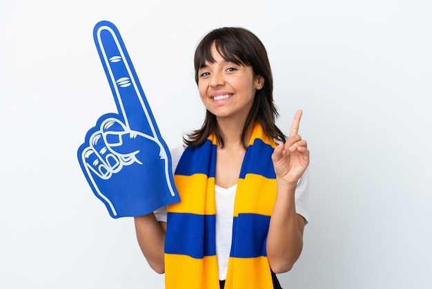 Jonge gemengd ras sport fan vrouw geïsoleerd op een witte achtergrond tonen en het opheffen van een vinger