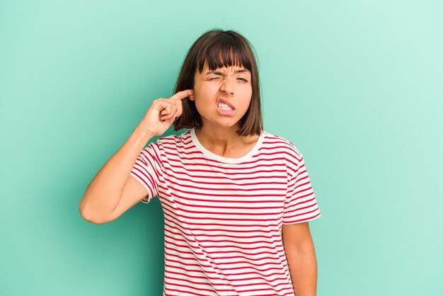 Jonge gemengd ras vrouw geïsoleerd op blauwe achtergrond wijzend naar voren met vingers.