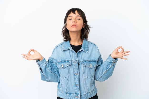 Jonge gemengd ras vrouw geïsoleerd op een witte achtergrond in zen pose