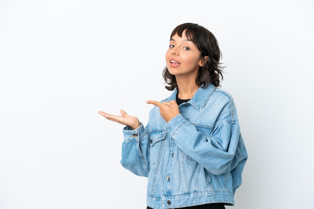 Jonge gemengd ras vrouw geïsoleerd op een witte achtergrond met copyspace denkbeeldig op de palm om een advertentie in te voegen