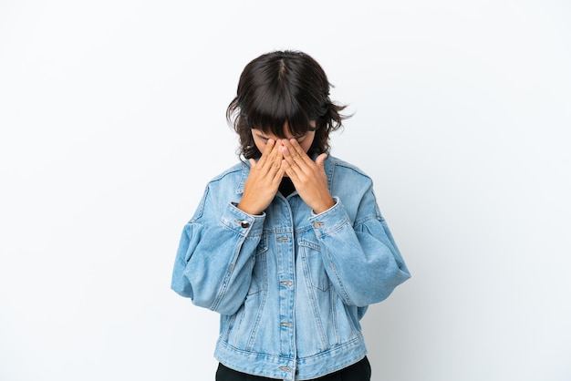 Jonge gemengd ras vrouw geïsoleerd op een witte achtergrond met vermoeide en zieke expression