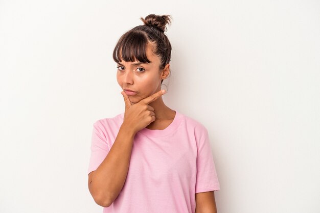 Jonge gemengd ras vrouw geïsoleerd op een witte achtergrond overweegt, het plannen van een strategie, denken over de manier van een bedrijf.