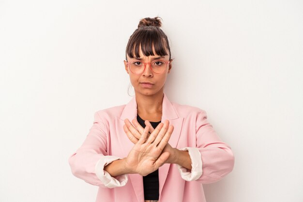 Jonge gemengd ras vrouw geïsoleerd op een witte achtergrond permanent met uitgestrekte hand weergegeven: stopbord, voorkomen dat u.