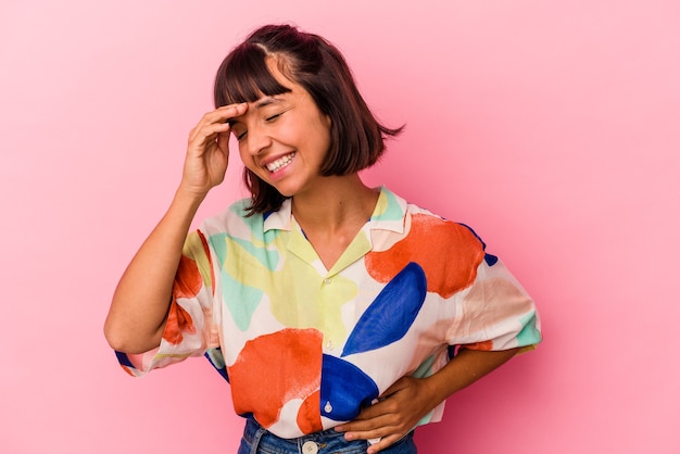 Jonge gemengd ras vrouw geïsoleerd op roze achtergrond vrolijk veel lachen. Geluk concept.