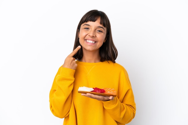 Jonge gemengd ras vrouw met sashimi geïsoleerd op een witte achtergrond met een duim omhoog gebaar