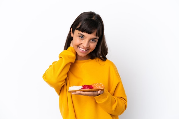 Jonge gemengd ras vrouw met sashimi geïsoleerd op een witte achtergrond