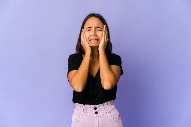 Jonge gemengd ras vrouw troosteloos janken en huilen.