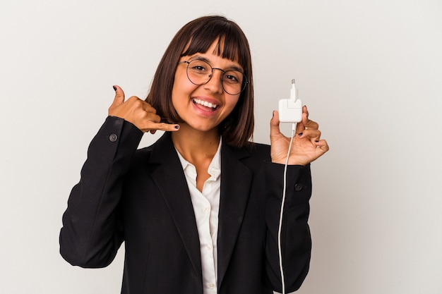 Jonge gemengd ras zakenvrouw met een telefoonoplader geïsoleerd op een witte achtergrond die oren bedekt met handen.