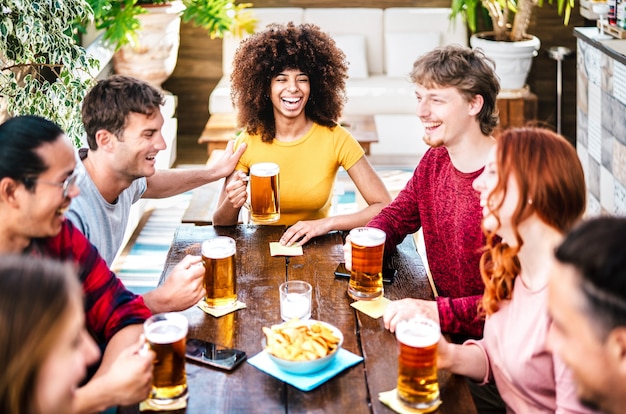 Jonge gen z-mensen die bier drinken op het terras van de brouwerijbar