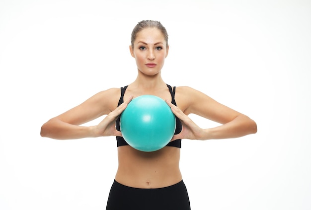 Foto jonge geschikte volwassen vrouw die de training van de yogaoefening met gymnastiekbal doet