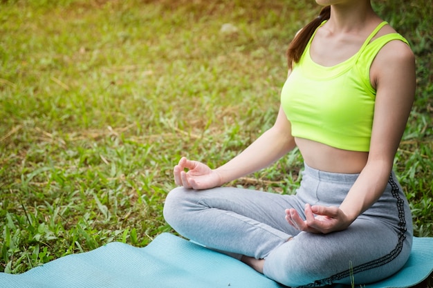 Jonge geschiktheidsvrouw het praktizeren yoga op het gebied