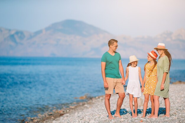 Jonge gezinnen op vakantie hebben veel plezier