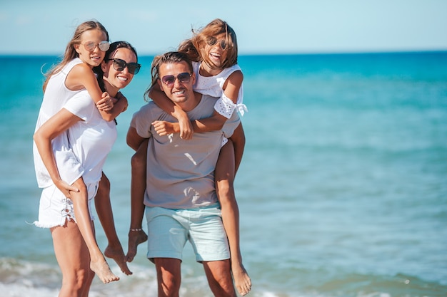 Jonge gezinnen op vakantie hebben veel plezier