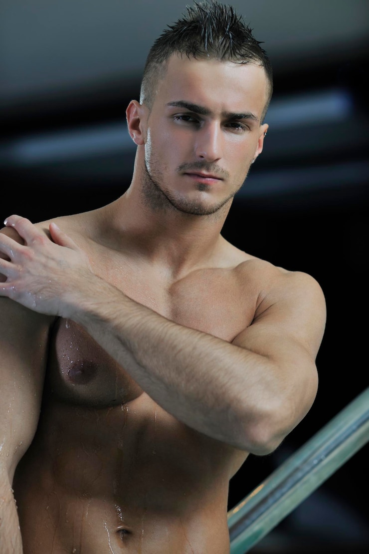 Foto jonge gezonde knappe macho man model atleet bij hotel overdekt zwembad