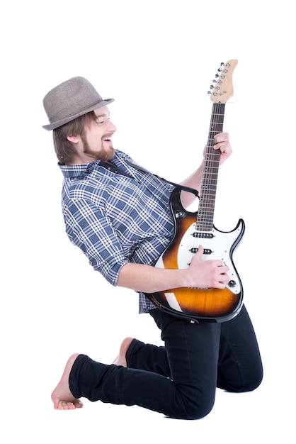 Foto jonge gitarist speelt op de elektrische gitaar.