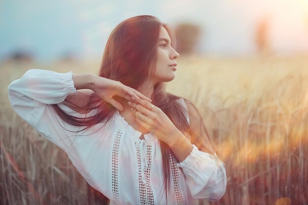 Jonge glamoureuze model poseert in een tarweveld