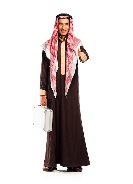 Foto jonge glimlachende arabier met een aluminium behuizing geïsoleerd op een witte achtergrond