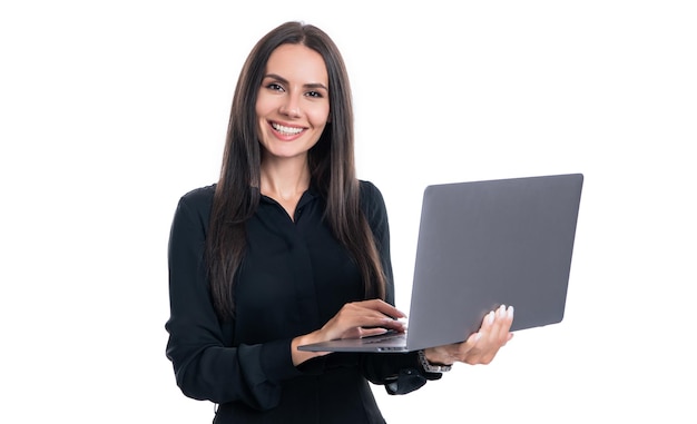 Jonge glimlachende freelancervrouw die laptopcomputer gebruikt voor online werk op afstand