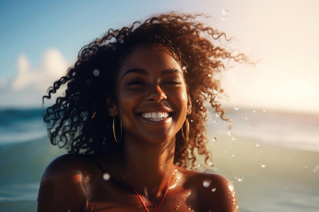 Jonge glimlachende vrouw aan de Caribische kust