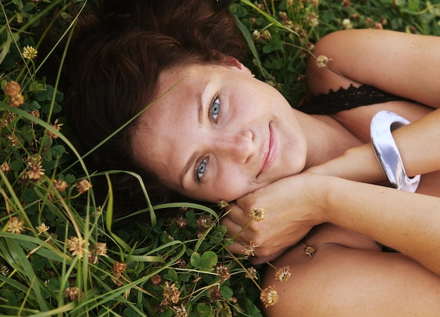 Foto jonge glimlachende vrouw op het gras