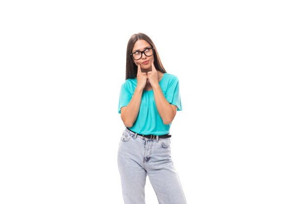 Jonge goed verzorgde brunette europese dame met steil haar is gekleed in vrijetijdskleding