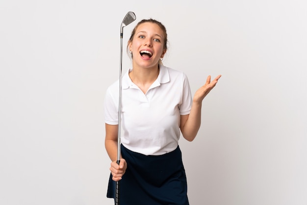 Jonge golfer vrouw over geïsoleerde witte achtergrond lachen
