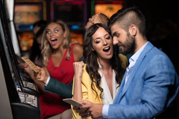 Jonge groep die automaat speelt in een casino