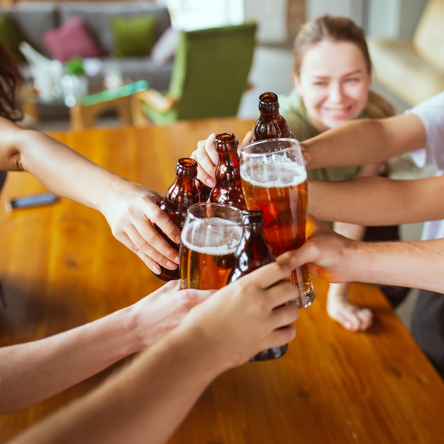 Jonge groep vrienden bier drinken, plezier maken, lachen en samen vieren.