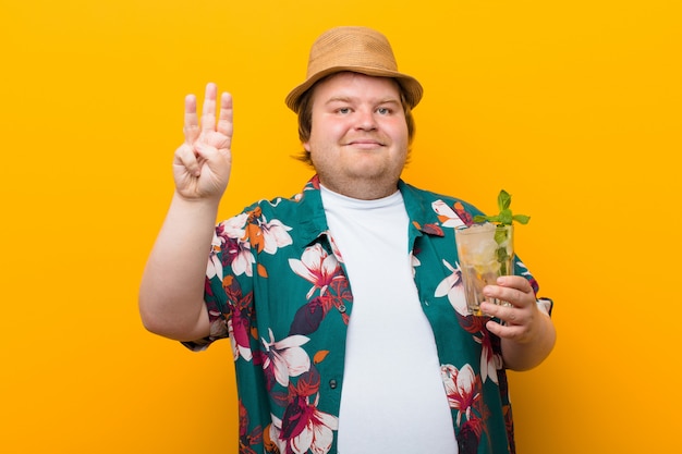 Jonge grote man met een drankje mojito