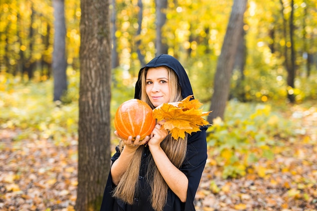 Jonge heks in een bos. Halloween