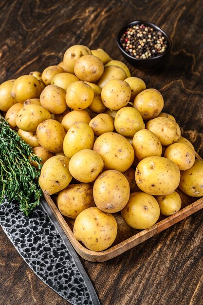 Jonge hele baby Aardappelen in een houten bakje