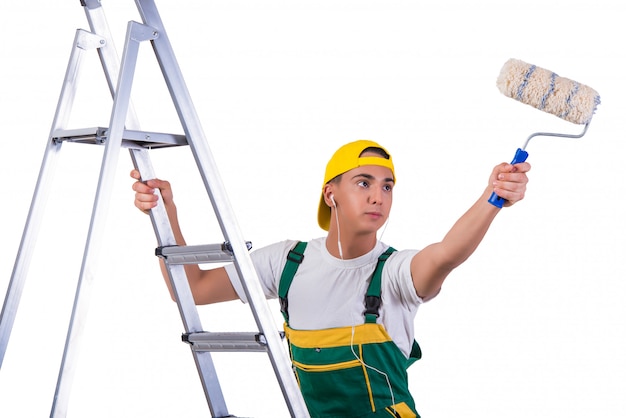 Jonge herstellerschilder die ladder beklimt die op wit wordt geïsoleerd