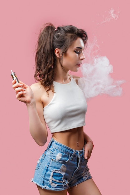 Jonge hete en vrouw die bevindt zich vaping