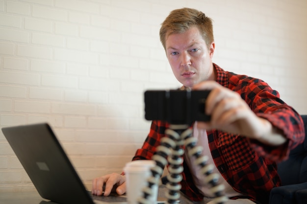 Jonge Hipster Man Vlogger Fixing Phoneffee Shop