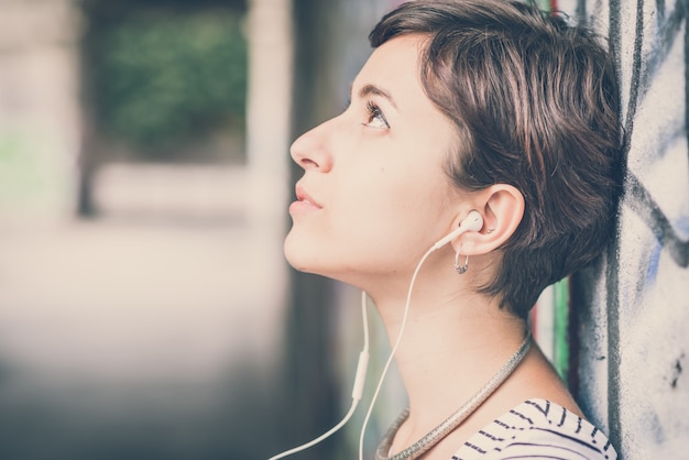 jonge hipster vrouw luisteren naar muziek