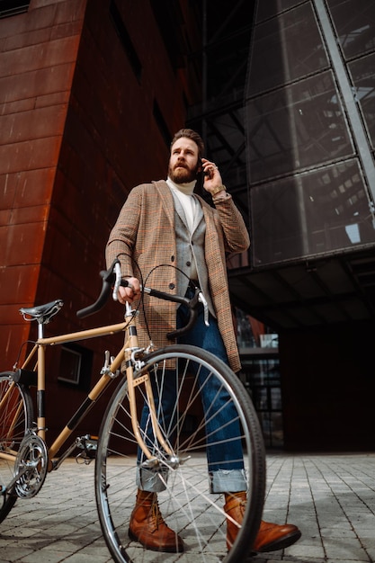 Jonge hipster zakenman gaat werken op fiets foto van hoge kwaliteit