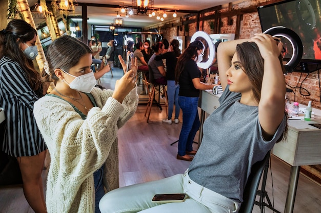 Jonge hispan schattige kunstenaar vrouw schoonheid vlogger of blogger doet een cosmetische make-up tutorial vlog.