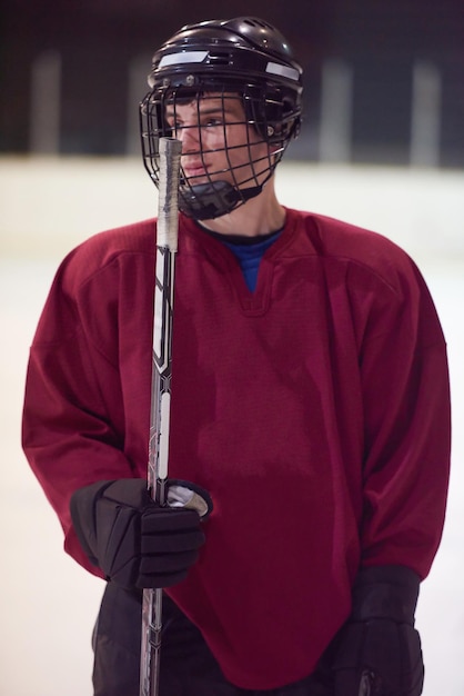 jonge ijshockeyspeler portret op training op zwarte achtergrond