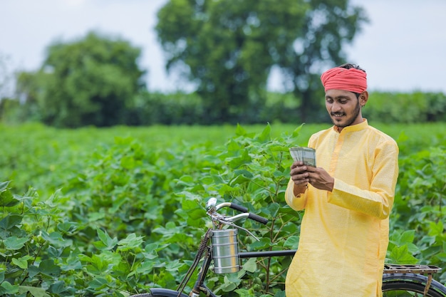 Jonge Indiase boer in een veld