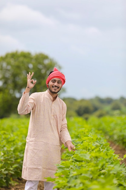 Jonge Indiase boer permanent op landbouw veld.