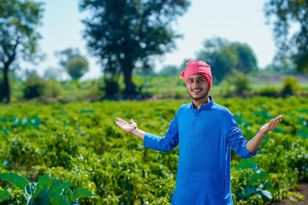 Jonge Indiase boer staande op groen koud veld