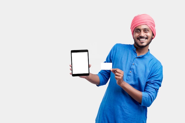 Jonge Indiase boer weergegeven: kaart en smartphone op witte achtergrond.