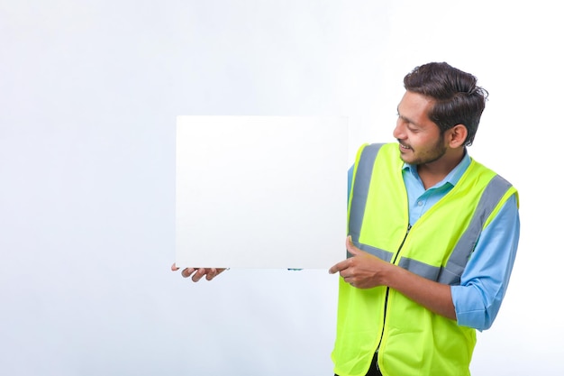 Jonge Indiase bouwvakker weergegeven: leeg Poster Board op witte achtergrond.