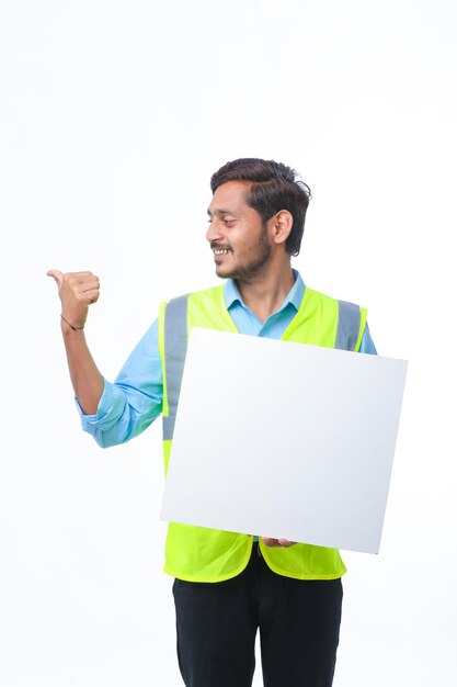 Jonge Indiase bouwvakker weergegeven: leeg Poster Board op witte achtergrond.