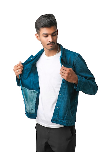 Jonge Indiase man draagt een jas en geeft uitdrukking op een witte achtergrond.