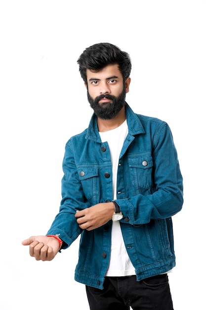 Jonge Indiase man draagt een jas en geeft uitdrukking op een witte achtergrond